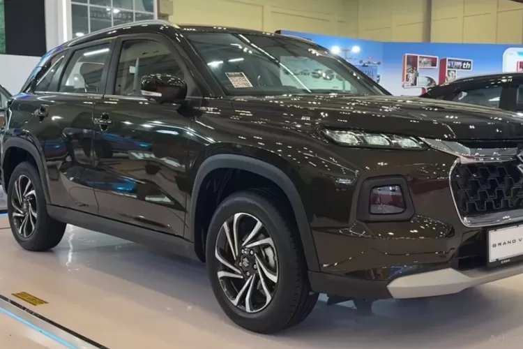 Suzuki Grand Vitara 2026 mendapat penyegaran yang membuatnya terlihat lebih modern baik dari luar maupun dalam. (Tangkapan Layar YouTube AutonetMagz)