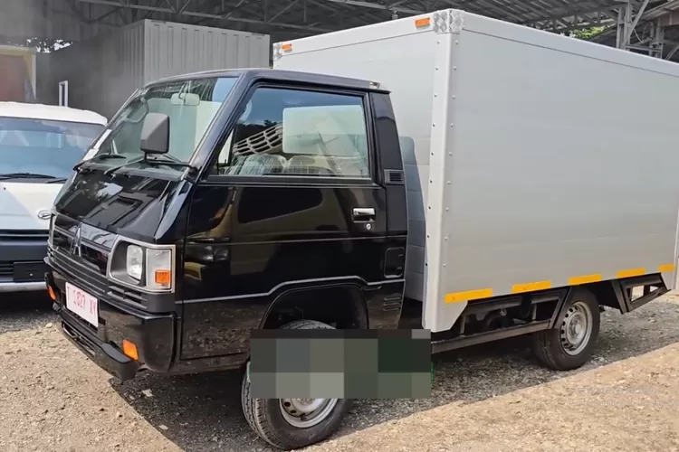 Mobil box aluminium Mitsubishi L300 adalah kendaraan niaga ringan yang dirancang untuk kebutuhan angkut barang dengan kapasitas sedang. (Tangkapan Layar YouTube Ultima Karoseri)