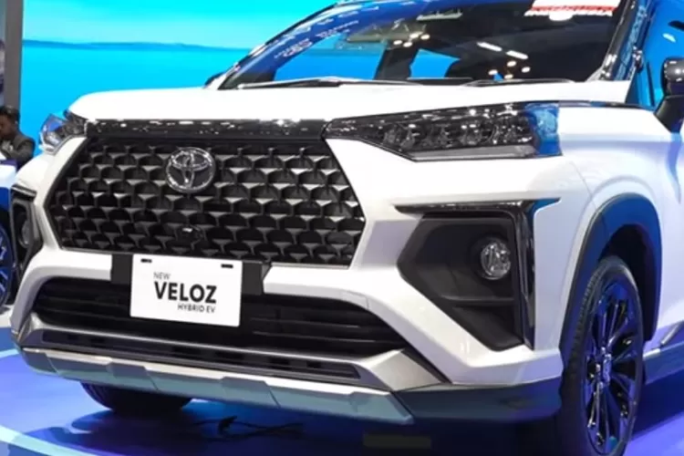 New Toyota Veloz Hybrid hadir sebagai pilihan lebih efisien dengan perpaduan mesin bensin dan motor listrik. (Tangkapan Layar YouTube The Official Oto)