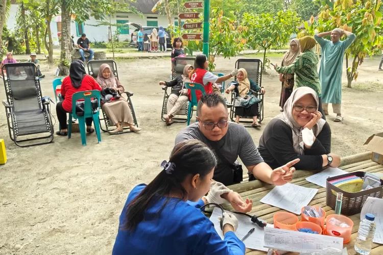 Pendidikan wisata kuliner Pasar Kamu H Dedy Sofyan (kedua dari kiri) memantau pelaksanaan donor darah di Pasar Kamu, Pantai Labu. (Realitasonline.id/zul)