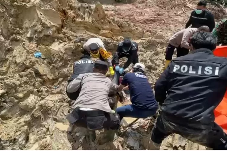 Tim satgas tanggap darurat bencana Taput saat proses evakuasi jenasah yang tertimbun material longsoran yang cukup padat. (Realitasonline.id/AS)