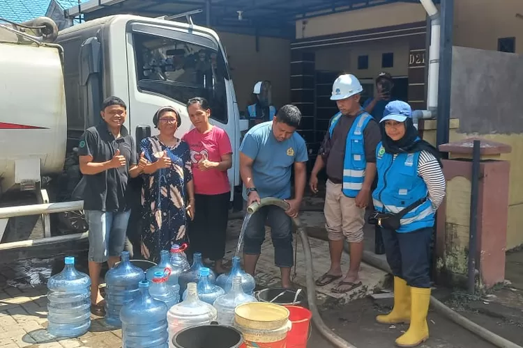 Distribusikan Air Bersih Tirtanadi 