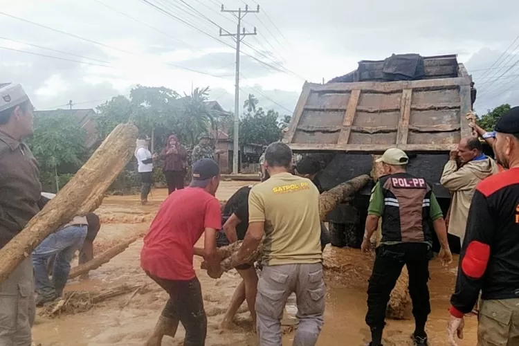 Personil Satpol PP Kota Padangsidimpuan gelar gotong royong pasca banjir yang melanda wilayah Desa Goti, Kecamatan Padangsidimpuan Tenggara, Kota Padsngsidimpuan, Kamis (27/11/2025).(Foto : Realitasonline / Riswandy)