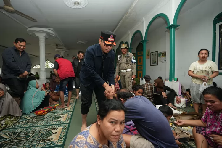 Walikota Medan Rico Waas menyapa warga yang terdampak banjir disalah satu lokasi, Sabtu (29/11/2025).
