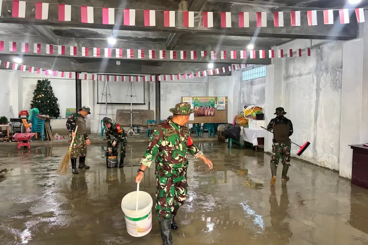 Personil Koramil 01/MP Kodim 0201/BS Membersihkan Sisa Banjir dikawasan Jalan Pabrik Tenun Medan.