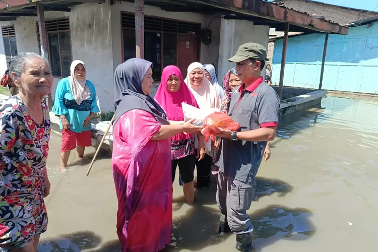 Ketua Serikat Media Siber Indonesia (SMSI) Zuhari menyerahkan bantuan sembako