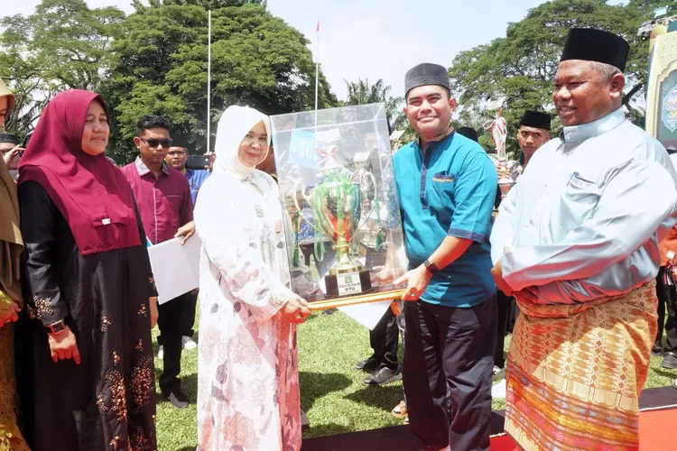 Bupati Langkat H. Syah Afandin, SH melalui Wakil Bupati Langkat Tiorita Br Surbakti, ditandai dengan penurunan bendera LPTQ Kabupaten Langkat.