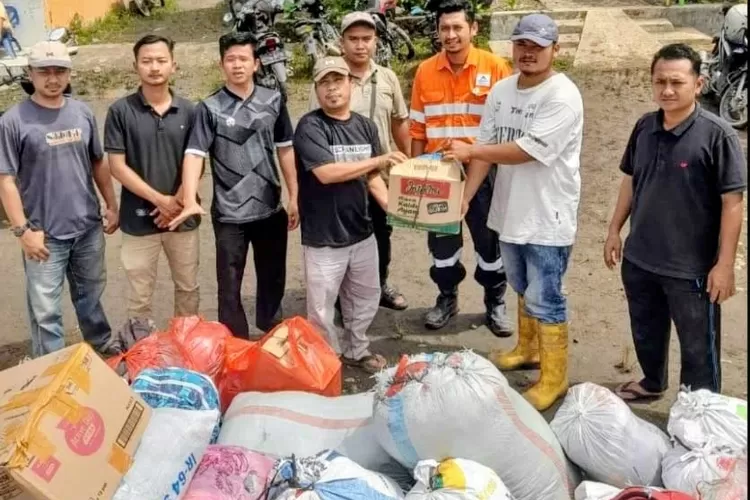 Sivitas akademika UIN Syahada Padangsidimpuan kumpulkan bantuan bagi warga terdampak bencana di Tabagsel. (Foto : Realitasonline / Ist)