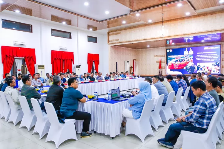 Walikota Rico Waas pimpin rapat evaluasi banjir dan siaga penuh hadapi cuaca buruk kedepan, Minggu (30/11/2025).
