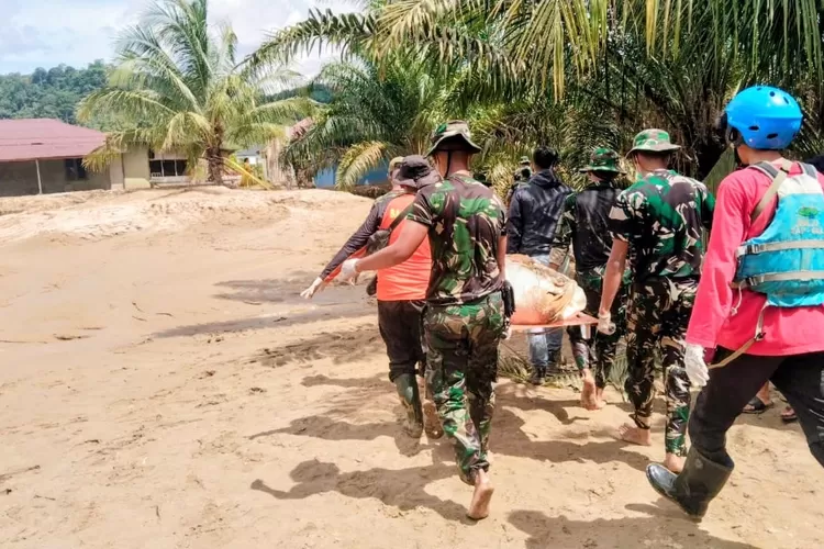 Tim Operasi SAR Nasional dari Kantor Pencarian dan Pertolongan Kelas A Medan/Pos SAR Mandailing Natal bersama unsur SAR gabungan berhasil menemukan satu korban tanah longsor di kawasan Batangtoru, Kabupaten Tapsel, Sabtu (30/11/2025) sekitar pukul 14.15 WIB.(Foto : Realitasonline / Ist)