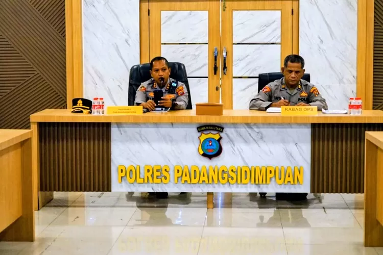 Kapolres Padangsidimpuan AKBP. Wira Prayatna, pimpin rapat mendadak dengan pengusaha SPBU terkait distribusi BBM di Aula Pratidina Mapolres Padangsidimpuan, Senin (1/12/2025). (Foto : Realitasonline / Riswandy)