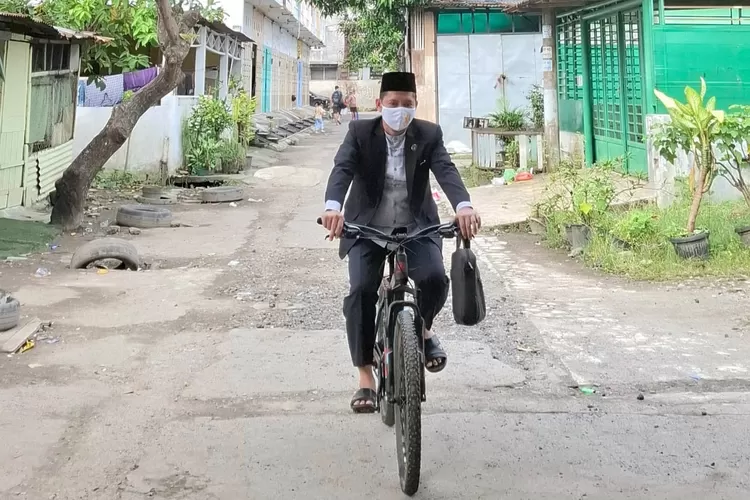 Ka KUA Medan Perjuangan H. Ramlan MA kayuh sepeda nikahkan calon pengantin, kelangkaan BBM tak menyurutkan semangatnya layani masyarakat.