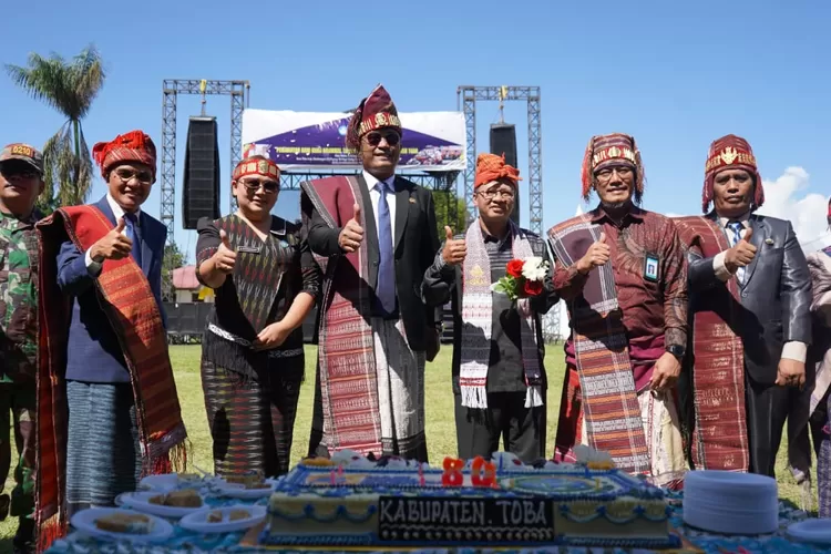 Kepala Balai Besar Guru dan Tenaga Kependidikan Dr. Joko Ahmad Julifan, M.Si bersama Bupati Toba Effendi Sintong P. Napitupulu didampingi oleh Forkopimda, Pj. Sekda Toba Paber Napitupulu, Ketua TP. PKK Toba Ny. Astita Effendi Napitupulu dan sejumlah pejabat lainnya foto bersama (Realitasonline.id/MS)