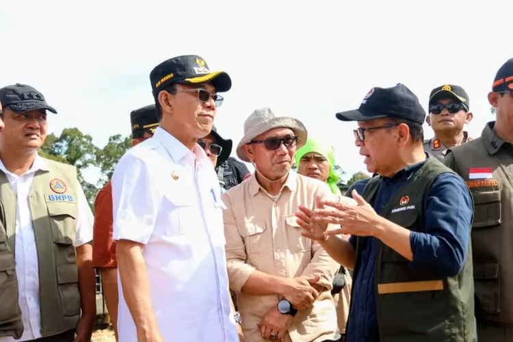 Kepala BNPB, Letjen Suharyanto, bersama Bupati Tapsel H. Gus Irawan Padaribu turun langsung ke lokasi terdampak dan menyaksikan besarnya kerusakan yang ditimbulkan banjir dan longsor di Desa Aek Garoga, Kecamatan Batangtoru, Kabupaten Tapsel, Senin (1/12/2025).(Foto : Realitasonline / Riswandy)