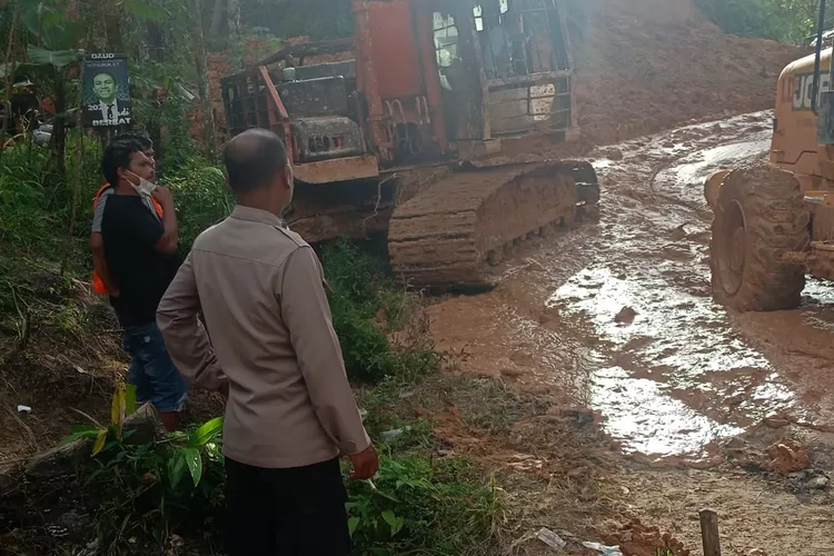 Petugas tanggal darurat saat melakukan evakuasi serta menerobos jalur Taput-Sibolga di titik Desa Sibalanga Adiankoting. (Realitasonline.id/AS)