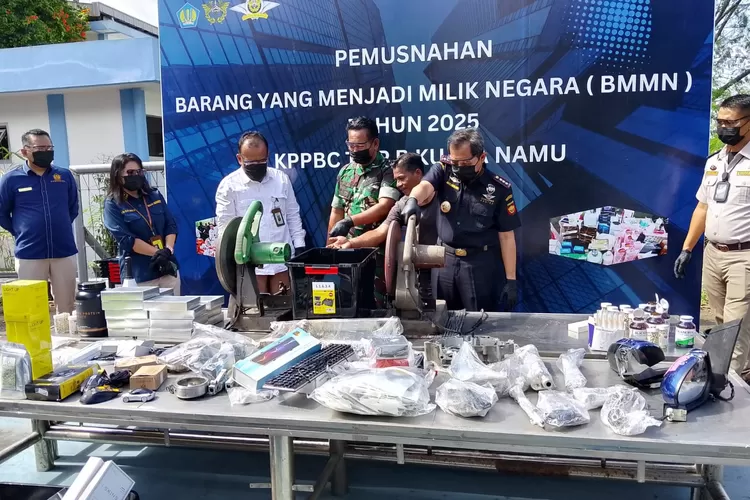 Bea Cukai Kualanamu memusnakan Barang Menjadi Milik Negara hasil penindakan periode 4 bulan terakhir tahun 2025, Rabu (3/12/2025).