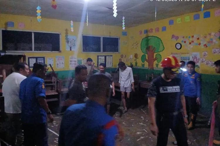 Petugas Pemko Medan membersihkan Fasum pasca banjir di Medan Marelan, Senin (1/12/2025).