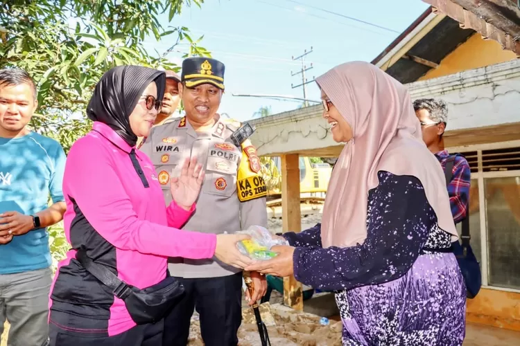 Kapolres Padangsidimpuan AKBP Dr. Wira Prayatna, bersama PJU dan Pengurus Bhayangkari Cabang Padangsidimpuan menyerahkan bantuan kepada warga terdampak bencana alam di wilayah Kota Padangsidimpuan.(Foto : Realitasonline / Riswandy)