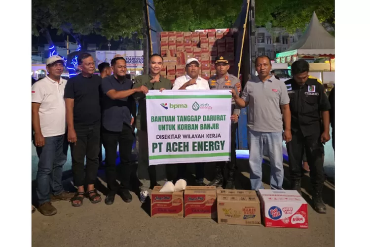 Mochammad Amam, menyerahkan bantuan yang diterima Bupati Bireuen, H Mukhlis. (Foto Dokumen Realitasinline .id)