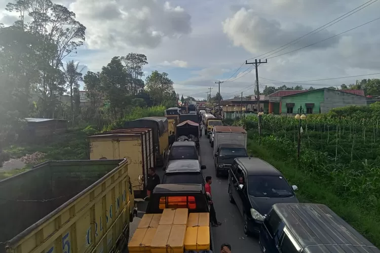 Antrian panjang untuk mendapatkan BBM di SPBU Nagasaribu, Lintongnihuta, Humbahas. (Foto: Realitasonline.id/tansir)