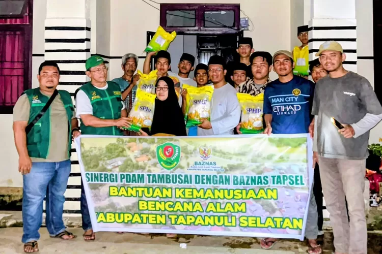 Ketua BAZNAS Tapsel bersama management PDAM Tambusai salurkan bantuan kemanusiaan di Kelurahan Rianiate, Kecamatan Angkola Sangkunur, Kabupaten Tapsel, Selasa (2/12/2025). (Foto : Realitasonline / Riswandy)