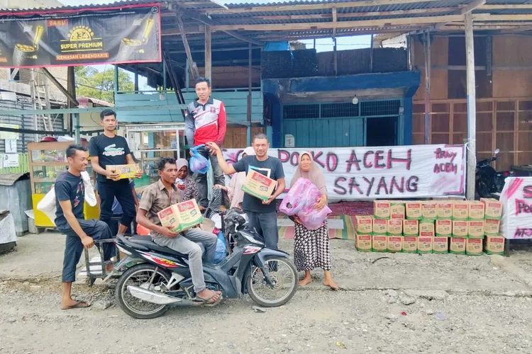 Warga berbondong-bondong mengantar bantuan ke Posko Suak Nibong Peduli Bencana Aceh di halaman Rumah Keuchik Gampong Suak Nibong Kecamatan Tangan-Tangan, Kabupaten Abdya, Kamis (4/12/2025)