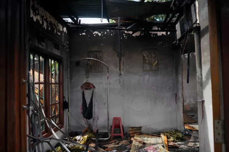 Kondisi dalam Rumah milik warga Kawasan Dusun Padang Sejahtera, Desa Blang Dalam, Kecamatan Babahrot, Abdya, pasca terbakar pada Rabu malam (3/12) lalu, yang mengakibatkan satu orang meninggal dunia.