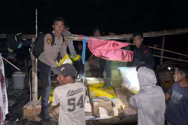 Polresta Langkat Gunakan Jalur Laut Untuk Sampai Ketujuan Memberikan Bantuan kepada Para Korban Banjir di Langkat.