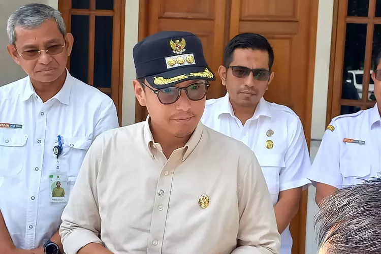 Walikota Medan Rico Waas saat memberikan keterangan kepada wartawan, Rabu (3/12/2025).
