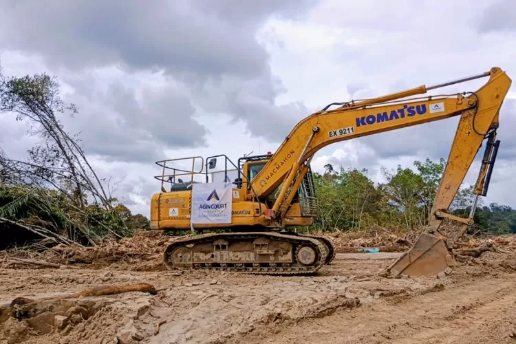 PTAR Kerahkan alat berat untuk membuka akses jalur sungai Garoga yang dipenuhi kayu-kayu gelondongan di wilayah Garoga, Batangtoru, Kamis (4/12/2025). (Foto : Realitasonline / Riswandy)