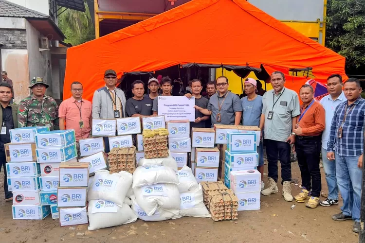 Pimcab BRI Padangsidimpuan Teuku Zulham didampingi MBM Mahyudaniel Lubis, SPO Imam Mahadi, Kepala Unit BRI Dodi, salurkan bantuan BRI Peduli ke warga terdampak banjir dan longsor di Desa Garoga dan Batu Hula Batangtoru Tapsel, Kamis (4/12/2025). (Realitasonline.id/Riswandy)