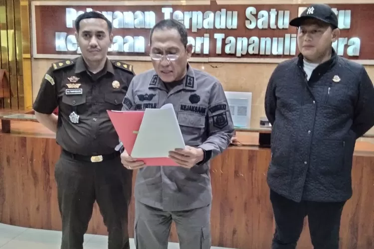 Kajari Taput Dedy Frits Rajagukguk didampingi Kasi Pidsus Frans Afandi Tampubolon dan jajarannya saat memberikan keterangan pers. (Realitasonline.id/AS)