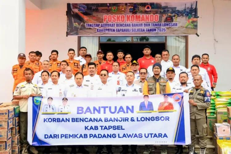 Pemkab Tapsel terima bantuan dari Pemkab Paluta untuk korban bencana Tapsel Rabu (3/12/2025). (Foto : Realitasonline / Riswandy)