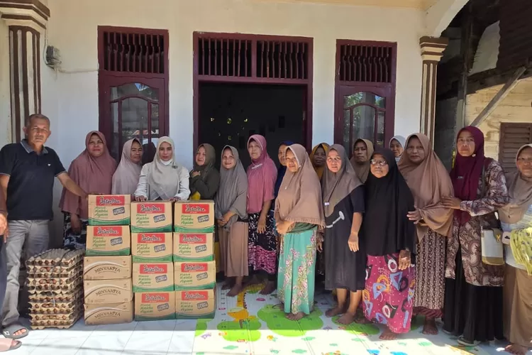 Ketua DPRK Aceh Selatan (tengah) Turun Langsung Serahkan Bantuan Korban Banjir di Samadua.(realitasonline.id/zul)