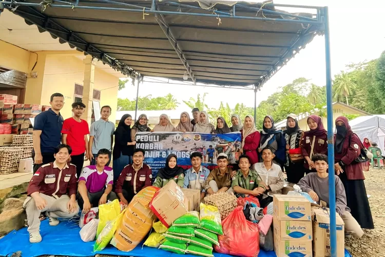 Dosen PGSD IPTS dan HIMA PGSD Salurkan Bantuan ke Dua Desa Terdampak Banjir dan Longsor di Angkola Selatan
