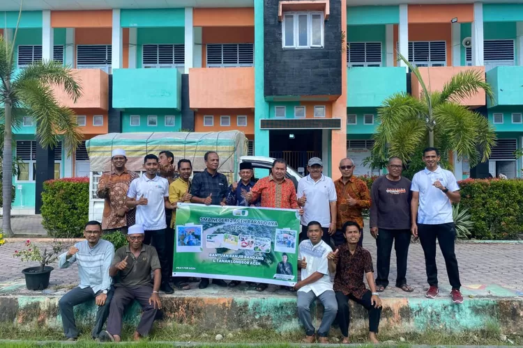 Kepala SMAN 2 Abdya Abu Bakar S.Ag, didampingi para Komite, melepas tim mengantar bantuan korban banjir dan tanah longsor ke Pidie Jaya. Jumat (5/12/2025) Realitasonline.id/Syahrizal