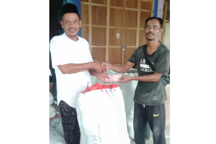 Warga Drien Jaloe menyerahkan bantuan 10 karung goni besar pakaian layak pakai untuk membantu korban musibah banjir dan tanah longsor di sejumlah kabupaten kota dalam provinsi Aceh, Jumat (5/12/2025)