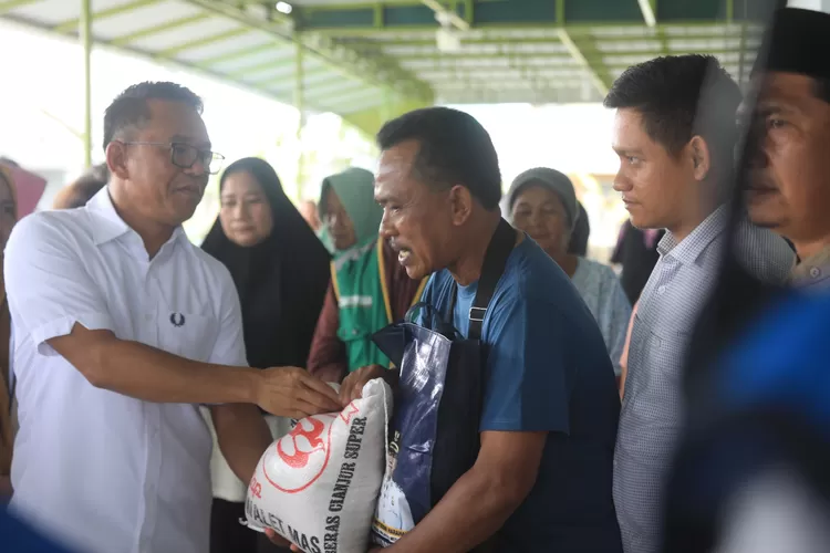 Zakiyuddin Harahap salurkan bantuan ke Posko Banjir Medan Labuhan, Sabtu (6/12/2025).
