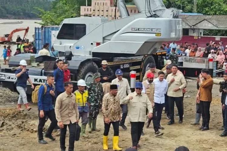 Presiden Prabowo didampingi Bupati Bireuen, H Mukhlis ketika hendak meninjau jembatan Teupin Mane. Foto Dokumen Realitasinline.id