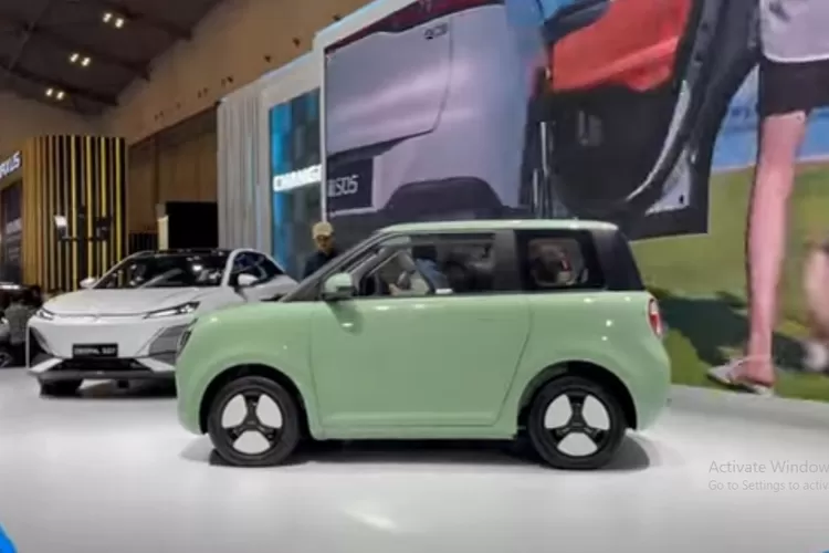 Changan Lumin sedang ramai dibicarakan di GJAW 2025 karena tampil sebagai mobil listrik mungil yang benar benar mengandalkan desain imut, harga sangat terjangkau, dan fitur yang cukup lengkap untuk ukuran city car kompak. (Tangkapam Layar YouTube Imam Munandar)