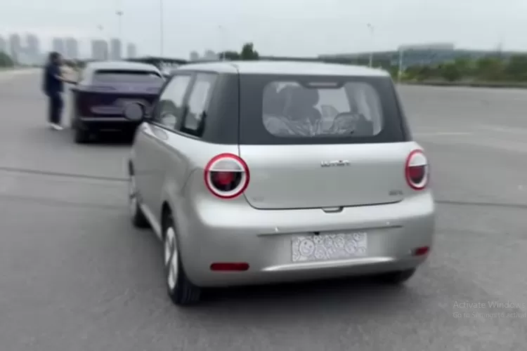 Mobil ini tampil dengan bentuk yang kecil, imut, dan desainnya yang membulat membuatnya terlihat seperti mainan, tetapi justru itu yang membuat banyak orang jatuh hati. (Tangkapan Layar YouTube LugNutz Auto Junkie)