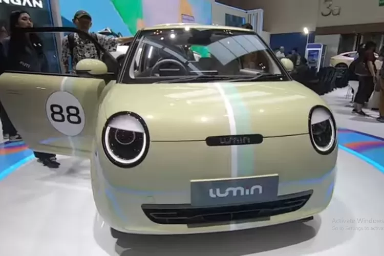 Changan Lumin EV adalah mobil listrik mungil yang dibuat untuk menyasar pengguna perkotaan yang butuh kendaraan praktis, irit, dan mudah dikendalikan. (Tangkapan Layar YouTube Agung Fatma)