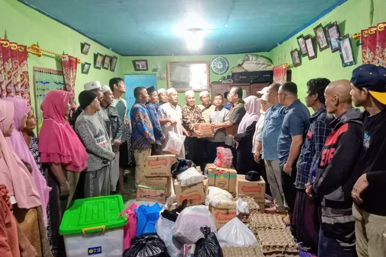 YHHP dipimpin Pembina YHHP, H. Syahrul M. Pasaribu kembali menunjukkan kepeduliannya terhadap warga terdampak banjir, dengan menyerahkan bantuan di Dusun Sibara-Bara dan Setia Baru, Desa Simataniari, Kecamatan Angkola Sangkunur Kabupaten Tapsel, Sabtu (6/12/2025). (Foto : Realitasonline / Ist)