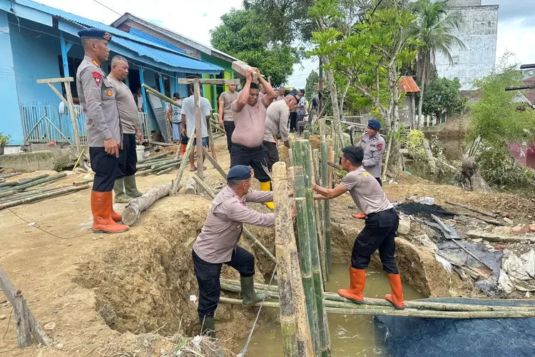 Brimob Poldasu Perbaiki Tanggul Sungai Tanjung Pura Langkat.