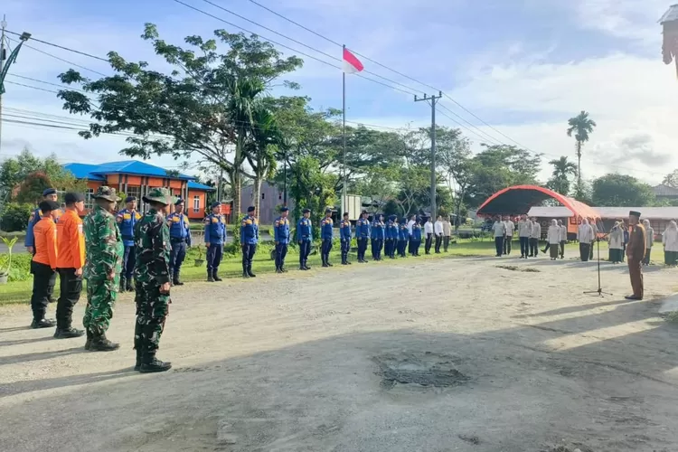 Sekretaris Daerah Kabupaten Simeulue, Asludin, S.E, M.Kes, Pimpin Apel Penutupan Posko Tanggap Darurat Bencana Tahun 2025 di Mako BPBD Kabupaten Simeulue, Senin (8/12/2025). (Realitasonline.id)