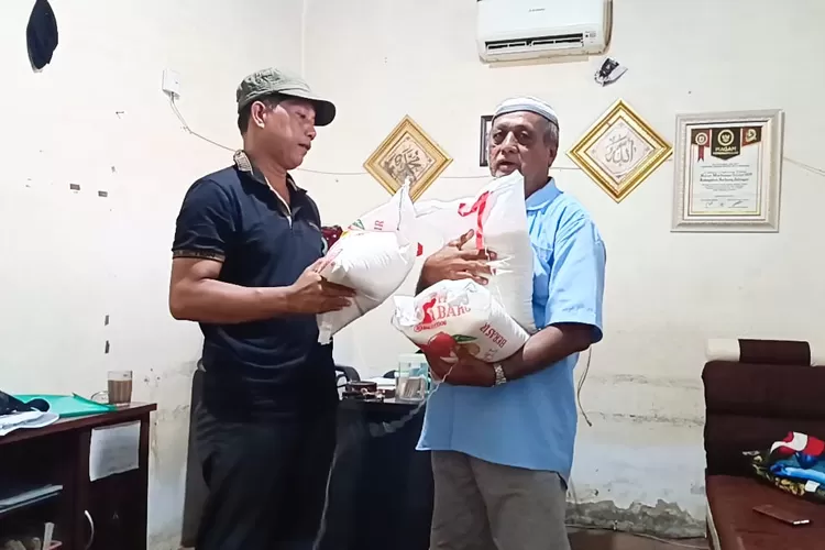  warga Desa Pekan Tanjung Beringin, ketika berkunjung ke Kantor Serikat Media Siber Indonesia (SMSI) Sergai di Dusun VIII Desa Firdaus, Kecamatan Sei Rampah, Senin (8/12/2025).