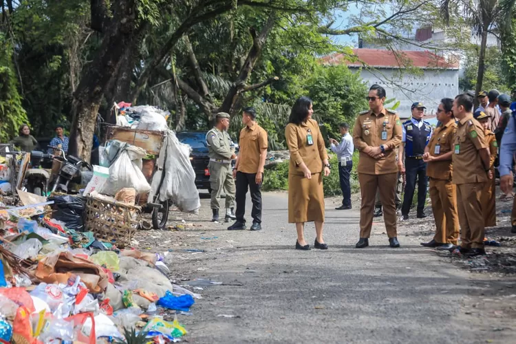 Rico Waas pantau penangan sampah, perintahkan jajarannya saling koordinasi agar cepat teratasi. (Realitasonline.id/Dok)