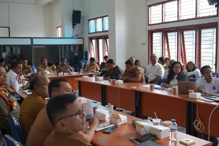 Pemkab Toba mulai mematangkan seluruh rangkaian persiapan Chrismas season melalui rapat koordinasi yang digelar pada Senin (8/12/2025) di Ruang Staf Ahli Bupati Toba dihadiri oleh Bupati Toba Effendi Napitupulu