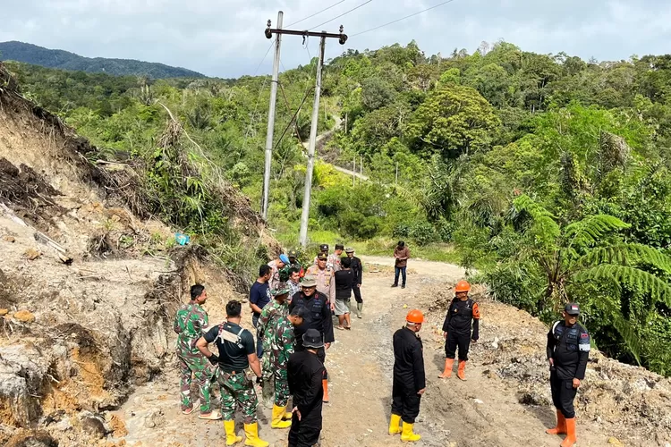 Jalan Kampung Baru Sipirok Kembali Terbuka Setelah di Kerjakan Brimob dan  TNI