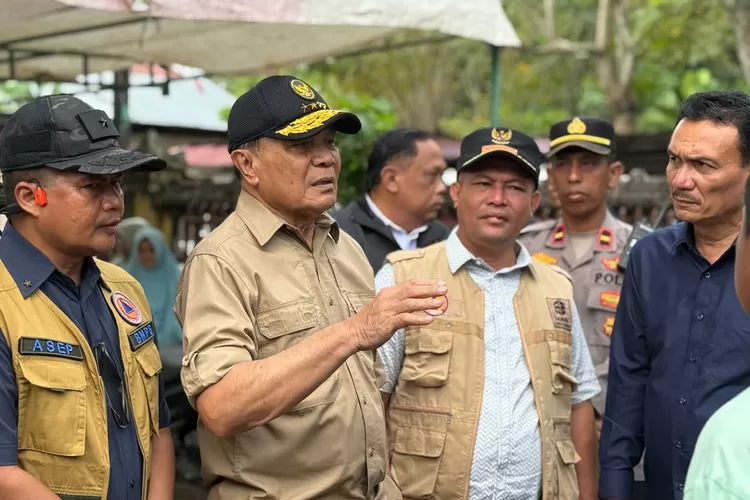 Menko Polhukam Letjen TNI ( Purn) Djamari Chaniago Tinjau Korban Banjir dan Longsor di Aceh Utara.